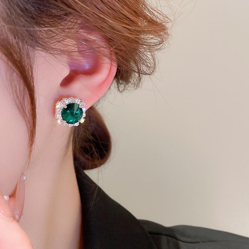 Smaragd-Diamant-inlaid Quadratische Ohrringe: Trendige, vielseitige und Retro-Ohrschmuckstücke mit einem hochwertigen Gefühl