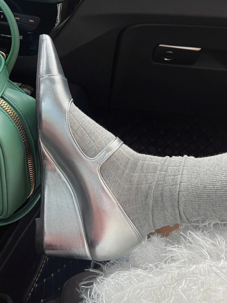 Leder Französisches Nischendesign Ein-Wort-Schnalle Spitz Keilabsatz Dicker Absatz Mary Jane Einzelne Schuhe Damen Frühling und Sommer High Heels