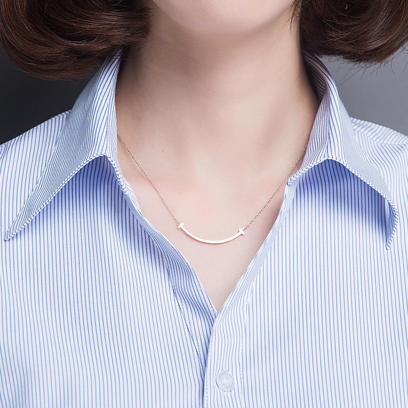 Camisa Social Feminina Slim Fit de Manga Curta - Branca com Listras Azuis, Sem Ferro, Gola V.