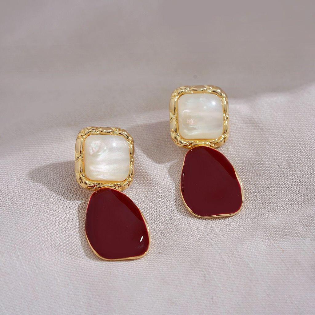 Retro French Hepburn-Style Wine Red Shell Earrings: Elegant Socialite Hong Kong Trend