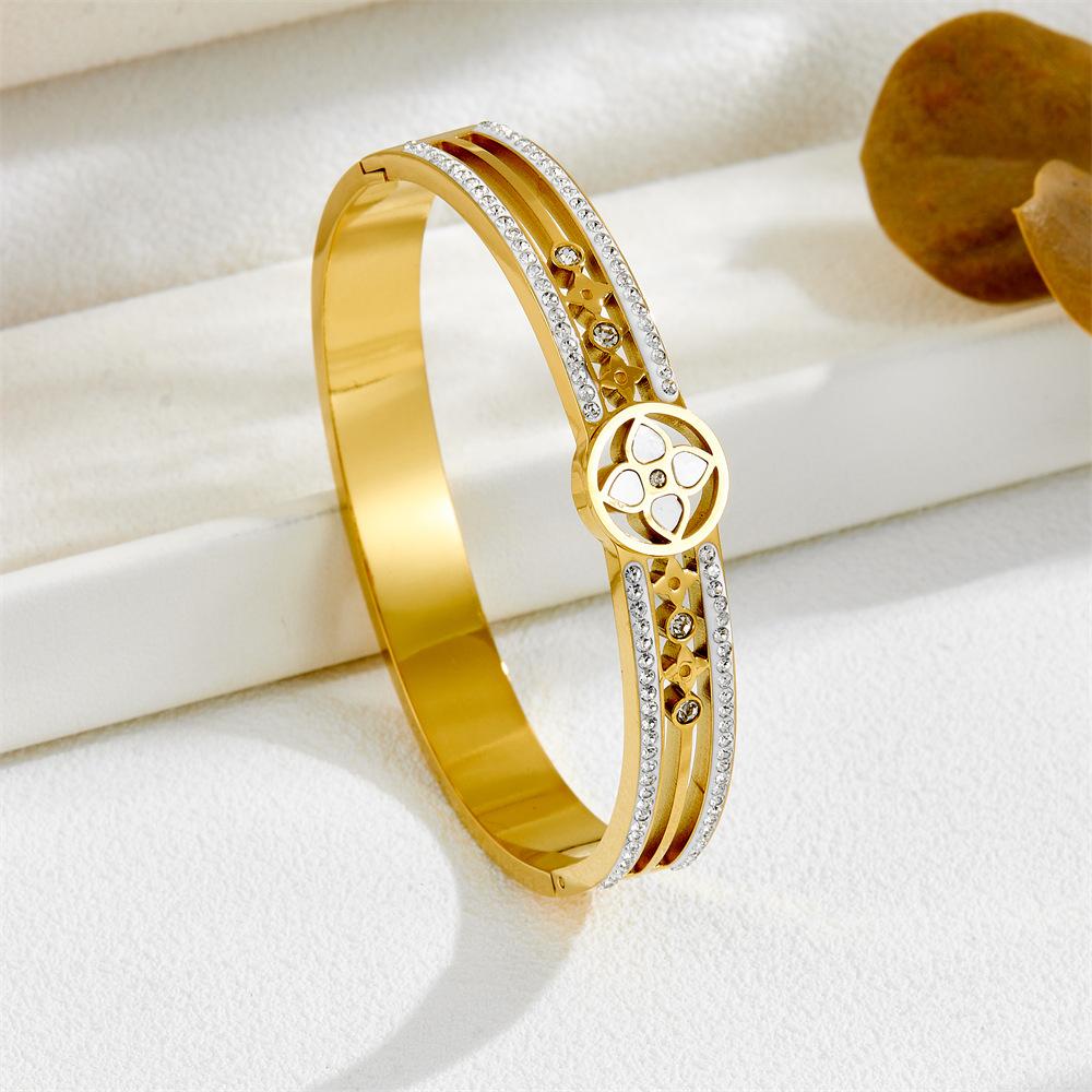 2026 Bracelet European and American Personality Light Luxury Four-leaf Flower Hollow Bracelet Women's High-end Niche Design