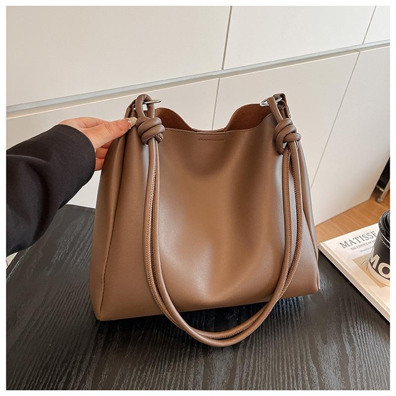 This Year's Popular Bags Are Women's Large-capacity Commuter Bags, Retro Fashion Shoulder Bags, Simple Bucket Bags