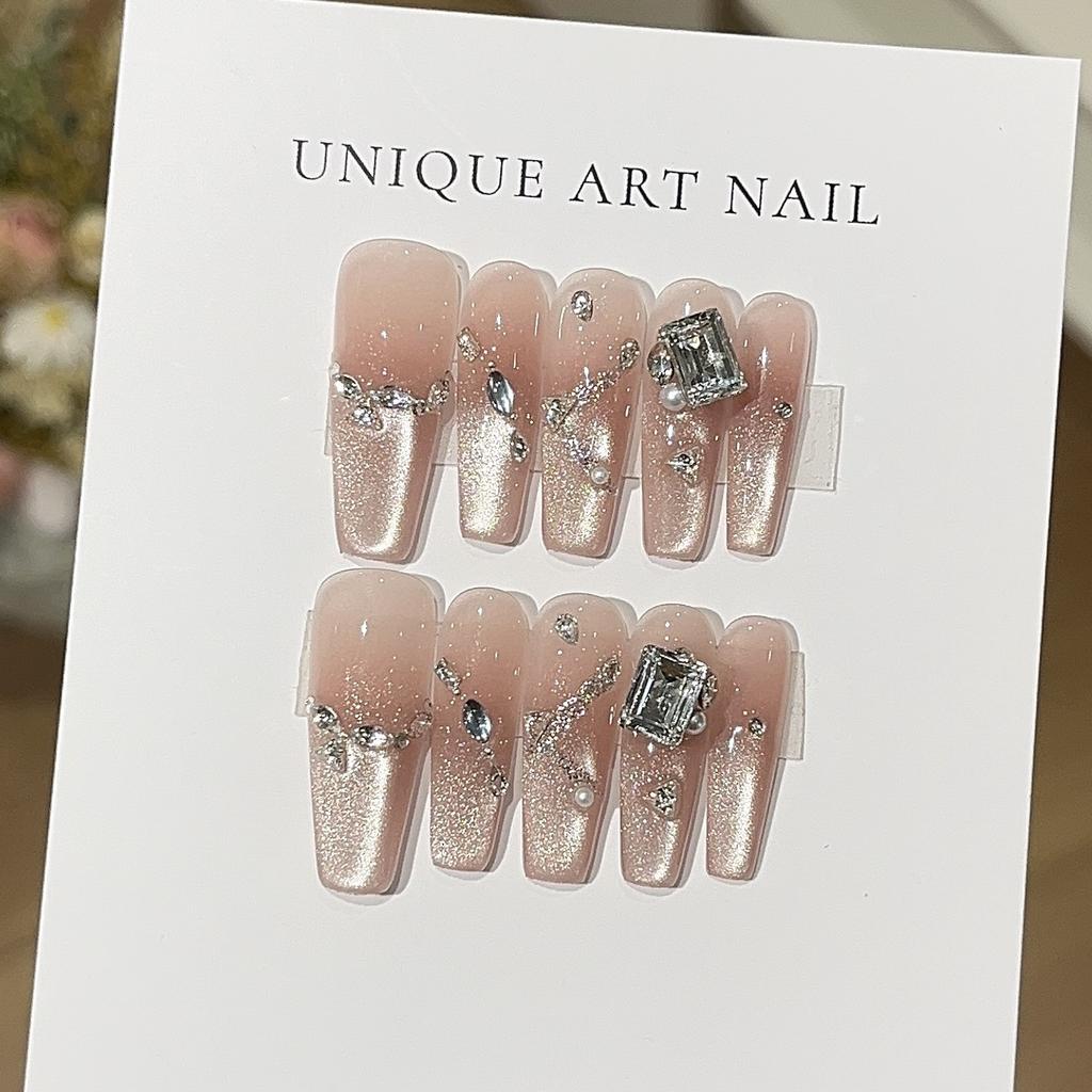 The Stars Ended with Gentle White and White Glittering Peach-colored Cat's Eyes Flashed with Small Diamond Pearls Wearing Armor