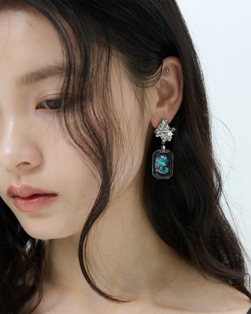 Lovuee Square Cut Glass Cameo Earrings