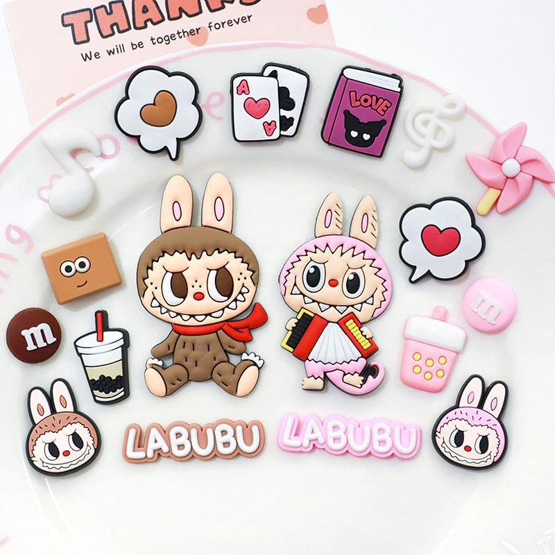 Rajzfilm Labubu 3D matricák: Díszítsd telefonokat, csészéket, hűtőmágneseket és autó belső tereit