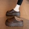 Bär fluffiga tofflor, Birkenstocks med tjock sula, nya halvtofflor med väskdetalj, små höjdökande tofflor med vaddering