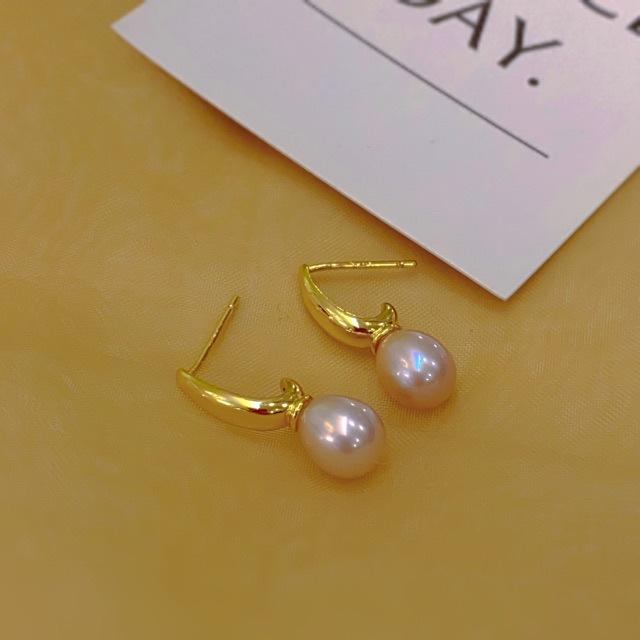 Natural but seedless pearl earrings women's niche design sense high-end earrings earrings temperament earrings earrings rice beads