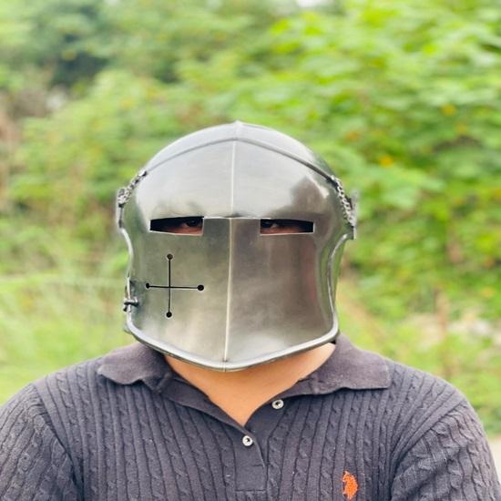 

Серый шлем барбута Шлем средневекового рыцаря Шлем с забралом из мягкой стали 18 калибра для LARP, косплея Костюм на Хэллоуин Шлем воина.