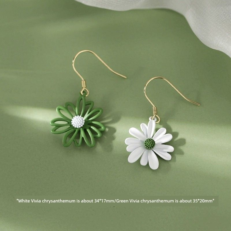 

[Xiangnan] 925 Silver Daisy Earrings 2025 New Popular Earrings Niche Light Luxury Women High-Grade Earrings 925 silver needle daisy earrings (two price)
