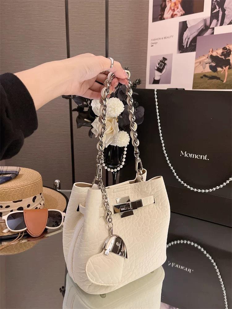 

Модная текстурная сумка-ведро 2025 весна новая нишевая дизайнерская в зарубежном стиле женская повседневная простая на плечо сумка-мессенджер