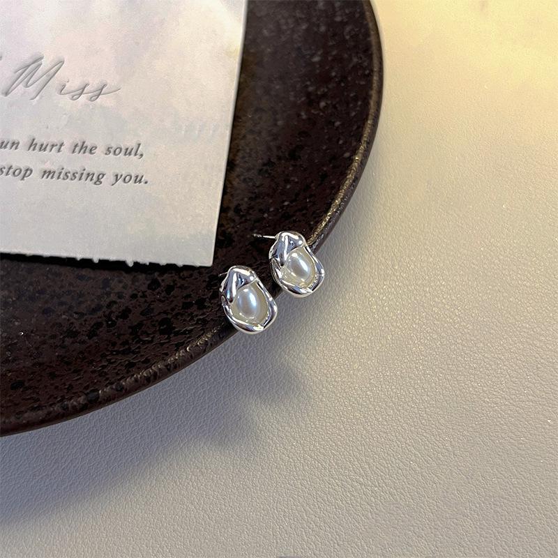 Women's Luxury Textured Metal Hoop Earrings - Versatile Niche Design