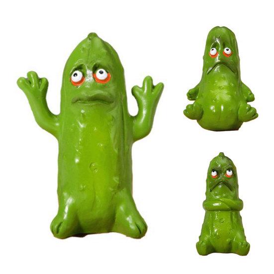 Funny Pickle Sculpture, Quirky Cucumber Statue, Cute Resin Pickle Emotional Support Ornament for Home, Living Room, Bedroom, Office Desk Decor