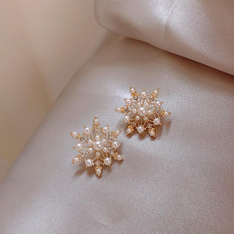 Exquisite Pearl Snowflake Shape Stud Earrings for Women Light Luxury Crystal Flower Bow Tassel Earrings Party Jewelry Gifts