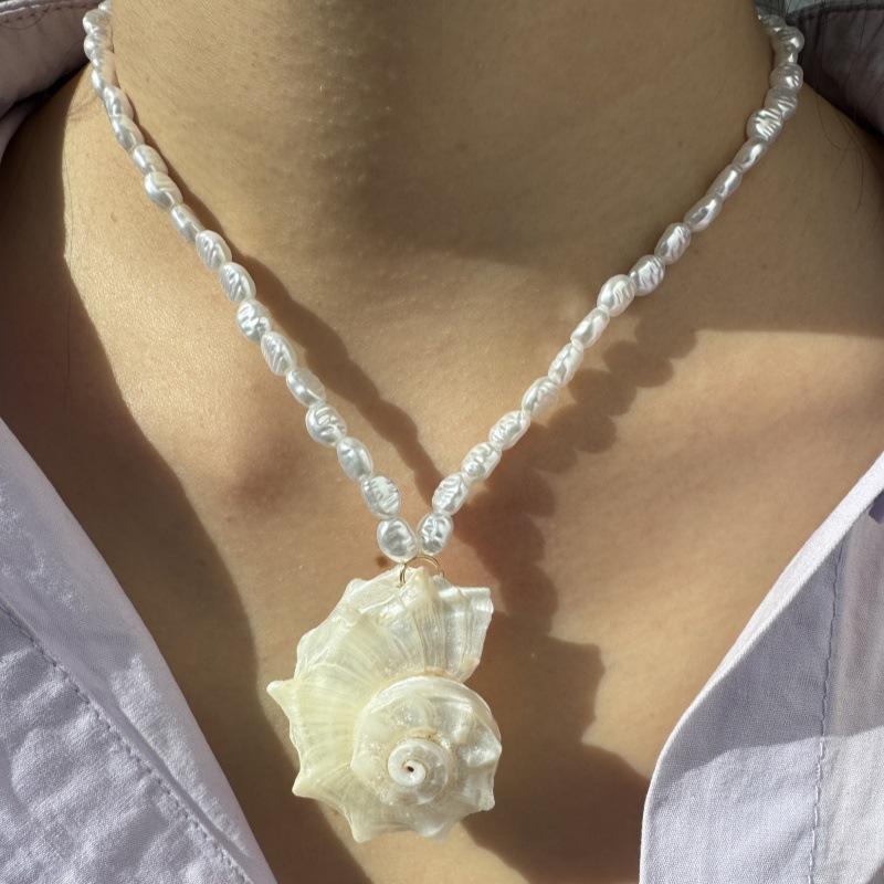 Unique Vintage Natural Conch Shell Pendant Necklace Imitation Pearl Jewelry for Women Girls Streetwear Matching