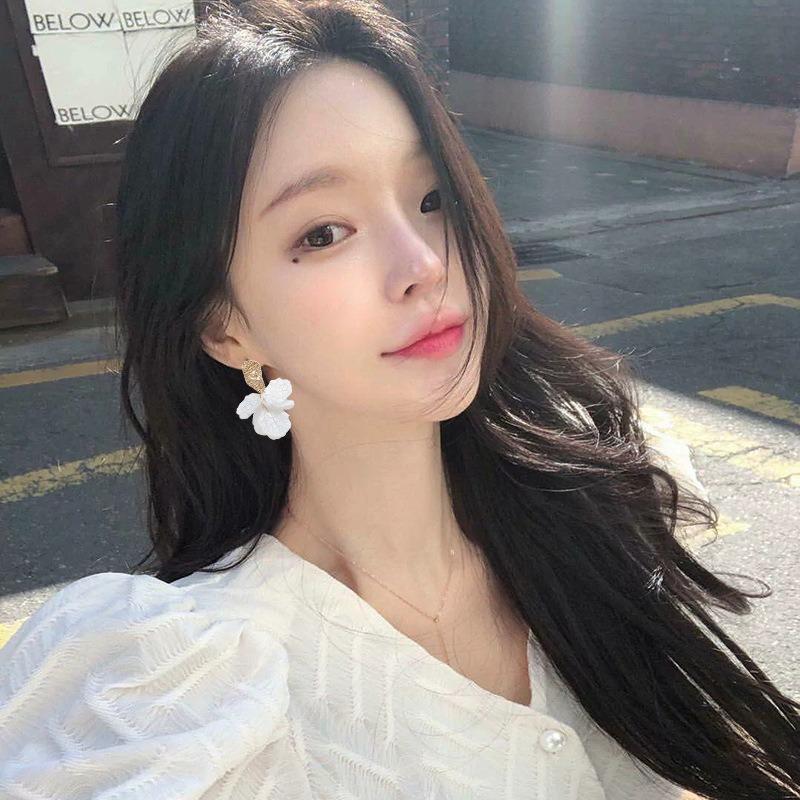 Korean White Acrylic Flower Petal Drop Earrings For Women'S Fashion Statement Shell Flower Trend Alloy Pendant Earring Jewellery