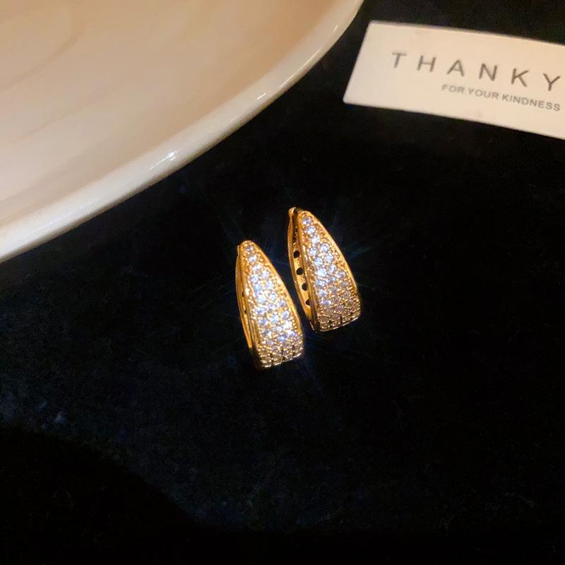 Vergoldete ineinandergreifende runde Ohr-Manschetten - Minimalistische Luxus-Ohrringe