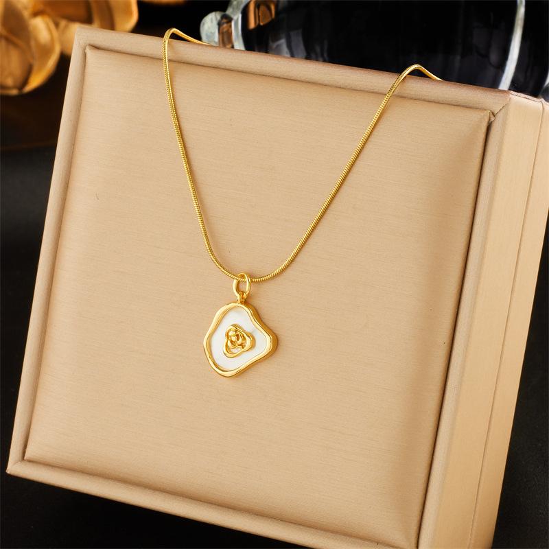 Niche Creative Vintage Flower Heart Diamond Inlaid Mother of Pearl Pendant Necklace Elegant Temperament Accessory