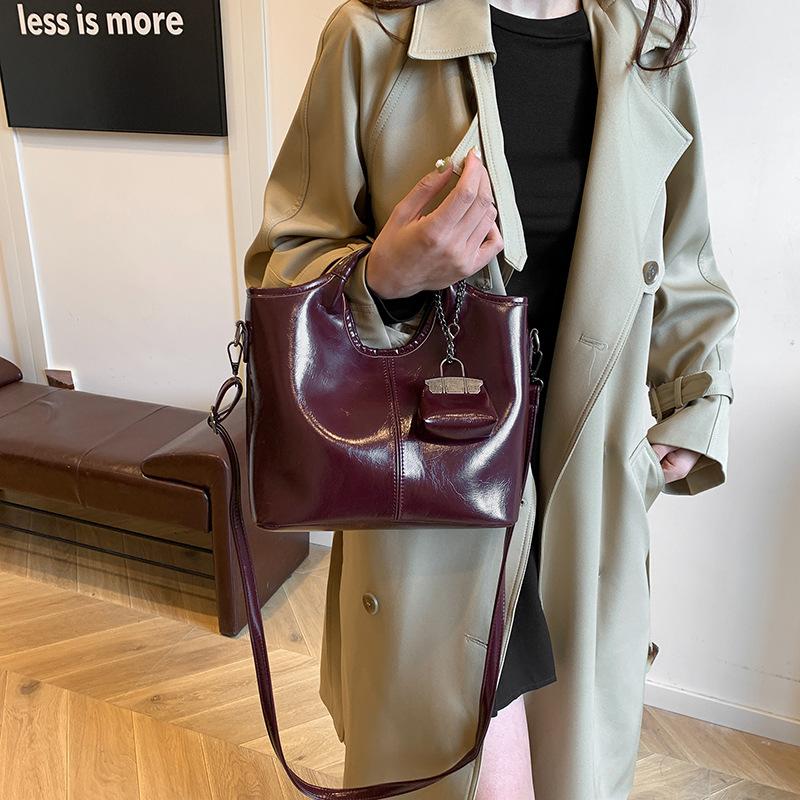 Retro women's portable tote bag women's bag 2025 autumn and winter new commuter shoulder messenger bag mother and child bag