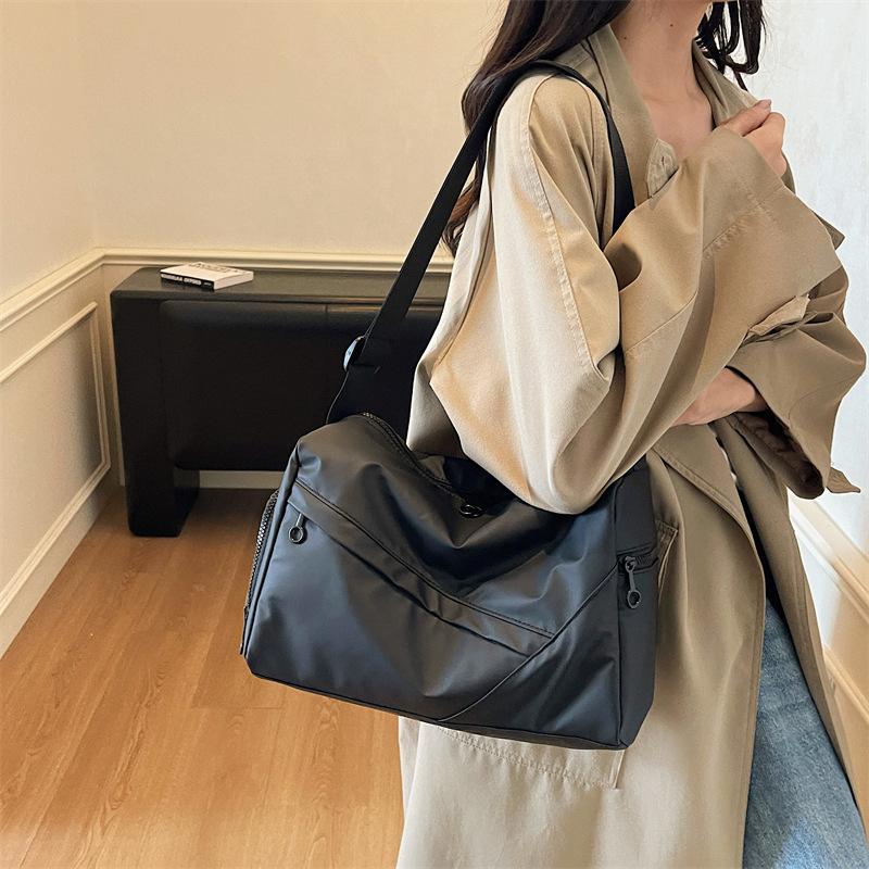 Black Large-Capacity Messenger Bag, Women'S Commuter Shoulder Bag, High-Value Large-Capacity Travel Bag, Small, Light And Water-Proof.