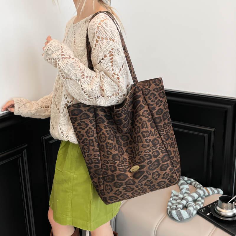 2025 New Autumn and Winter Fashion Fashion Leopard Print Tote Shoulder Bag Casual Large Capacity Commuter Handheld Double Bread