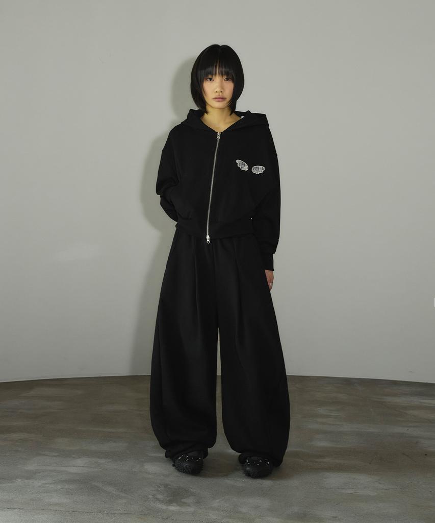 Seulliggeullou Angel Applique Curved Sweatpants [Black]