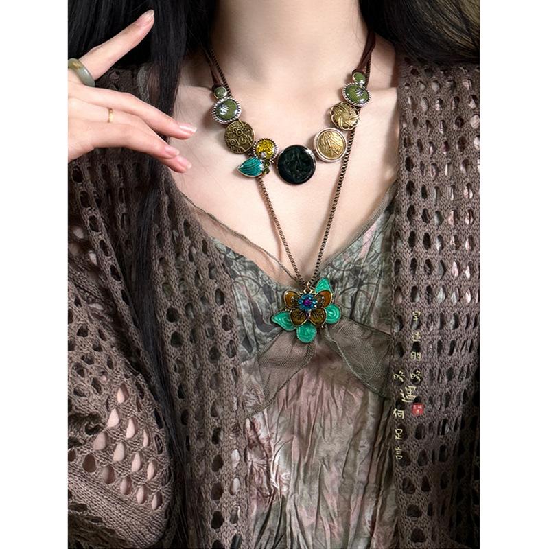 

Diamond-encrusted butterfly twin butterfly pendant necklace retro light luxury temperament collarbone chain niche versatile high-end jewelry