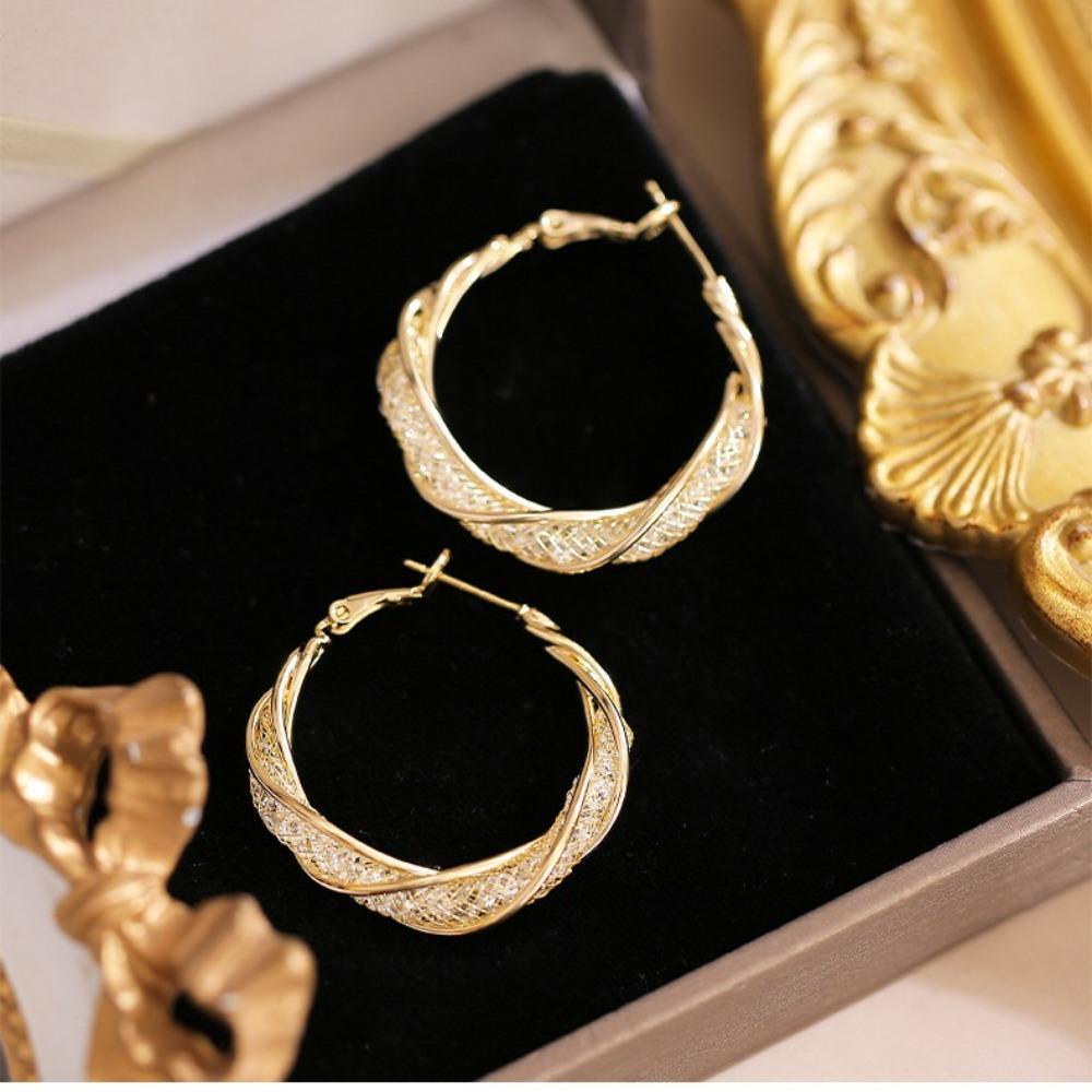 Elegante Glänzende Netzdesign Strasssteine Creolen Vintage Goldfarbe Hohl Mobius Verdrehte Runde Ohrringe Damenschmuck
