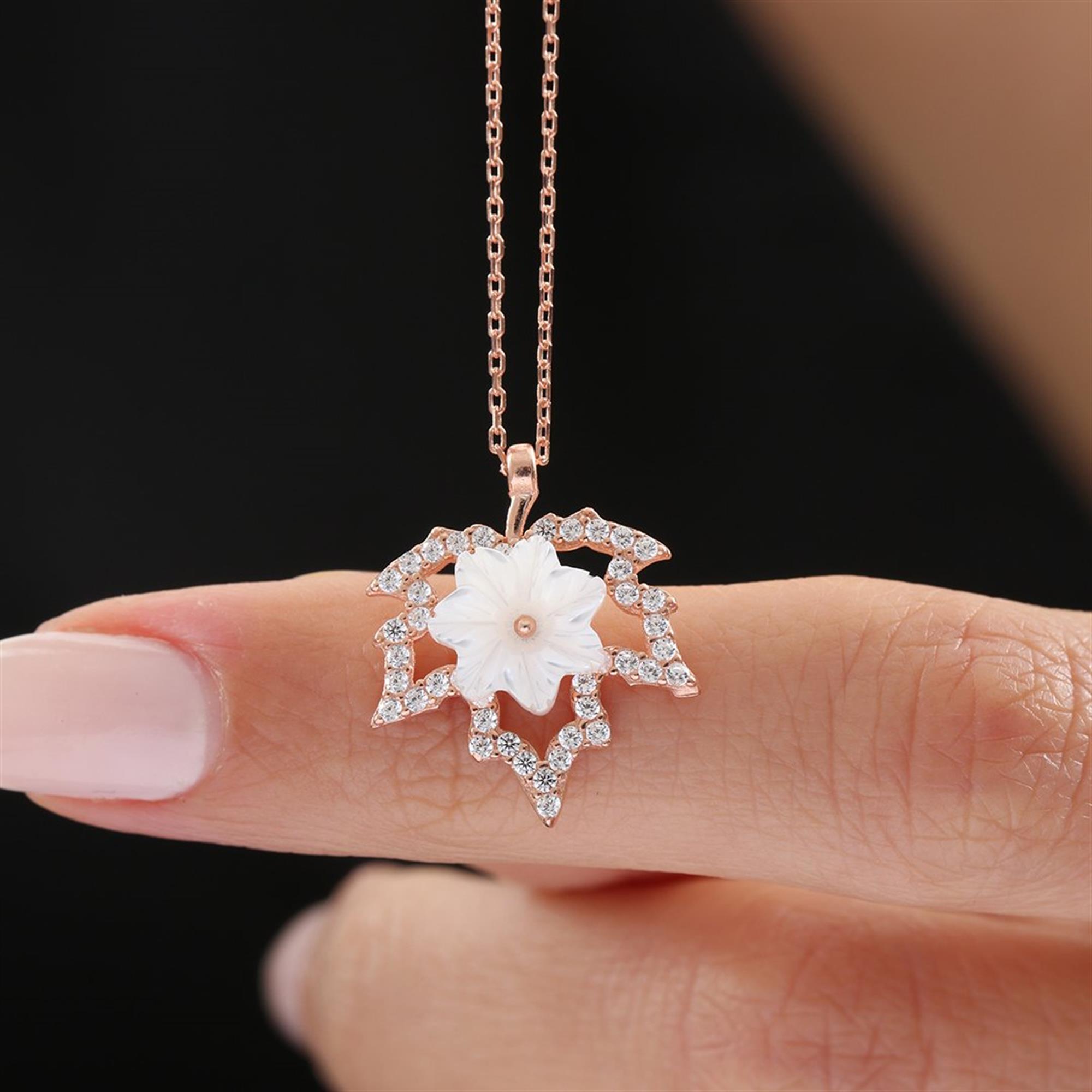 

Çınar Yaprağı Manolya Çiçeği Rose Renk Flowers Gümüş Kolye