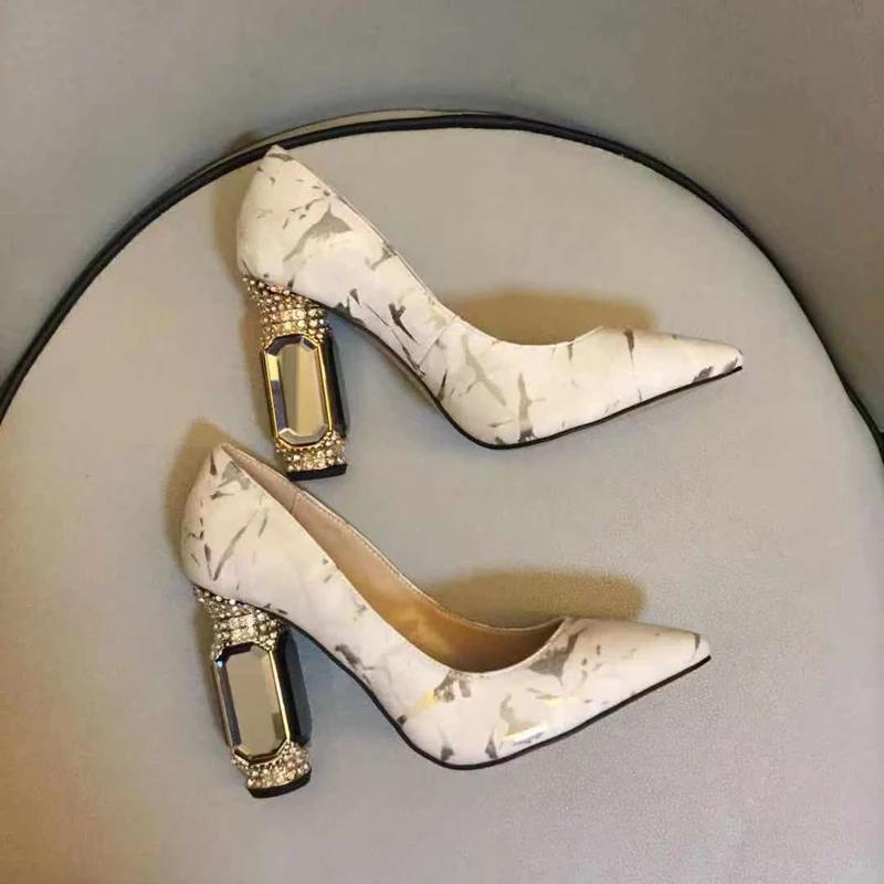 

Women s Vintage Graffiti Printed Crystal Pumps Retro Pointed Toe Round Block Heel Shoes All Seasons Fashion Party Dress Pumps 34