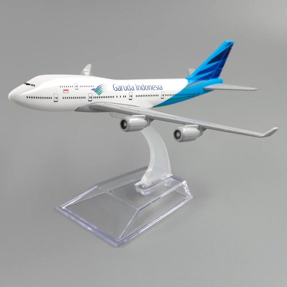 1/400 Scale Aircraft With Base Plane 747 Garuda Indonesia Airlines 16cm Alloy B747 Model Airplane Model Home Decoration Gift For
