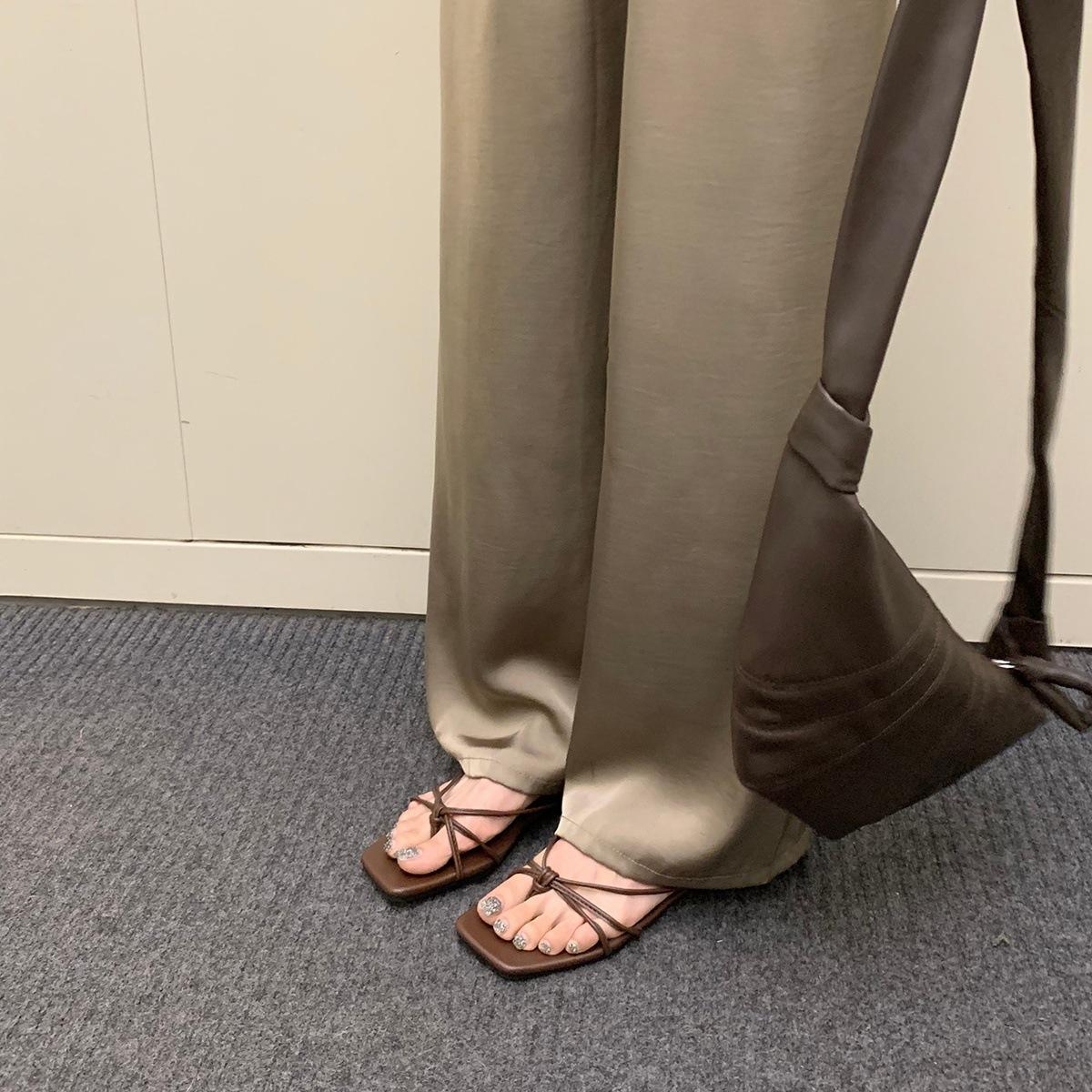 

Квадратный носок с универсальными и элегантными сандалиями на плоской подошве для женщин, носящих серебристые сандалии летом 40