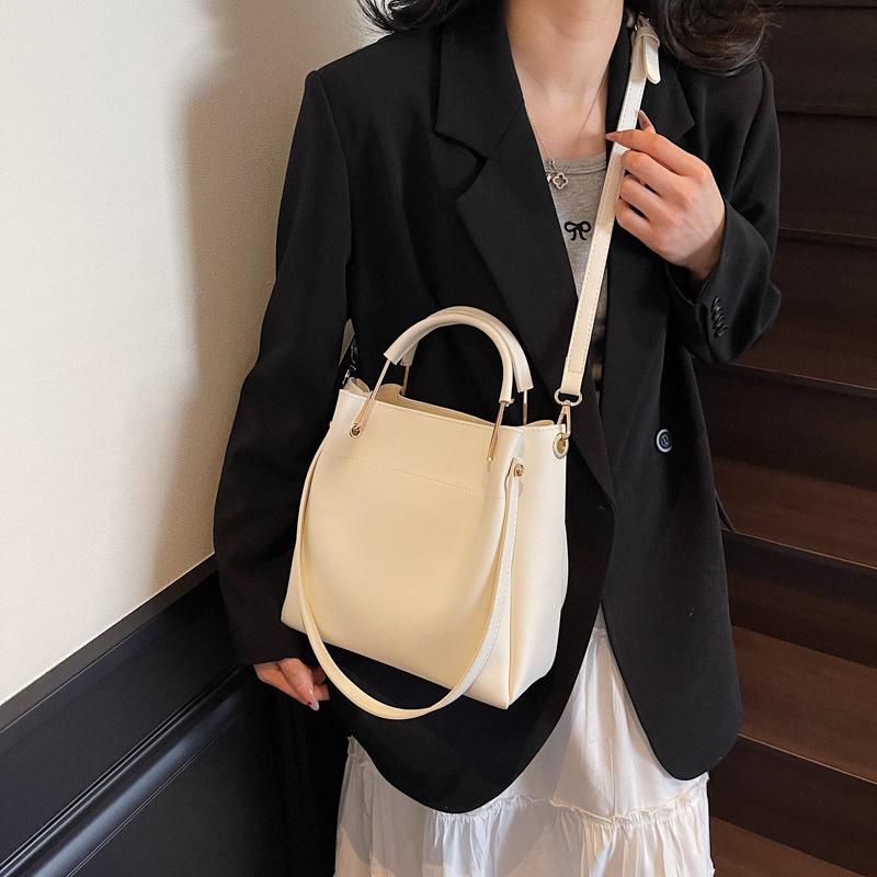 Korean Version of Premium Texture Casual Bucket Bag 2025 Spring New Niche Fashion Large-capacity Portable Messenger Bag