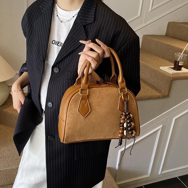 High value niche portable shoulder bag women's new fashion sense popular matte shell bag simple messenger bag
