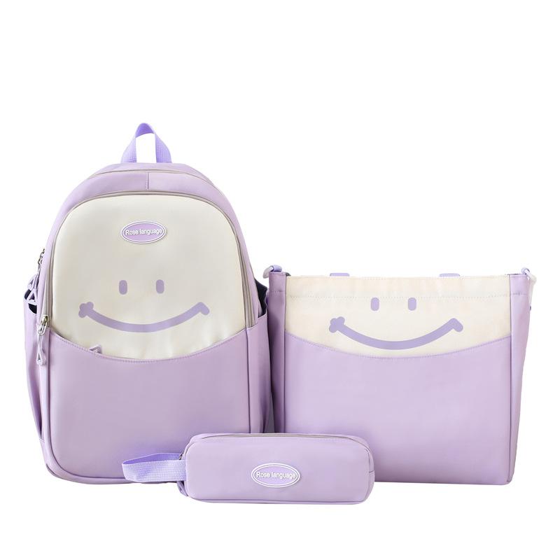 

Милые улыбающиеся школьники начальной и средней школы, школьные ранцы, простые и модные рюкзаки большой вместимости, маленькие и свежие дорожные рюкзаки