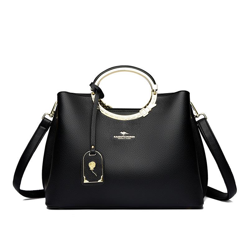 

Ця елегантна та вишукана сумочка — це м яка шкіряна сумка через плече на одному плечі. червоний