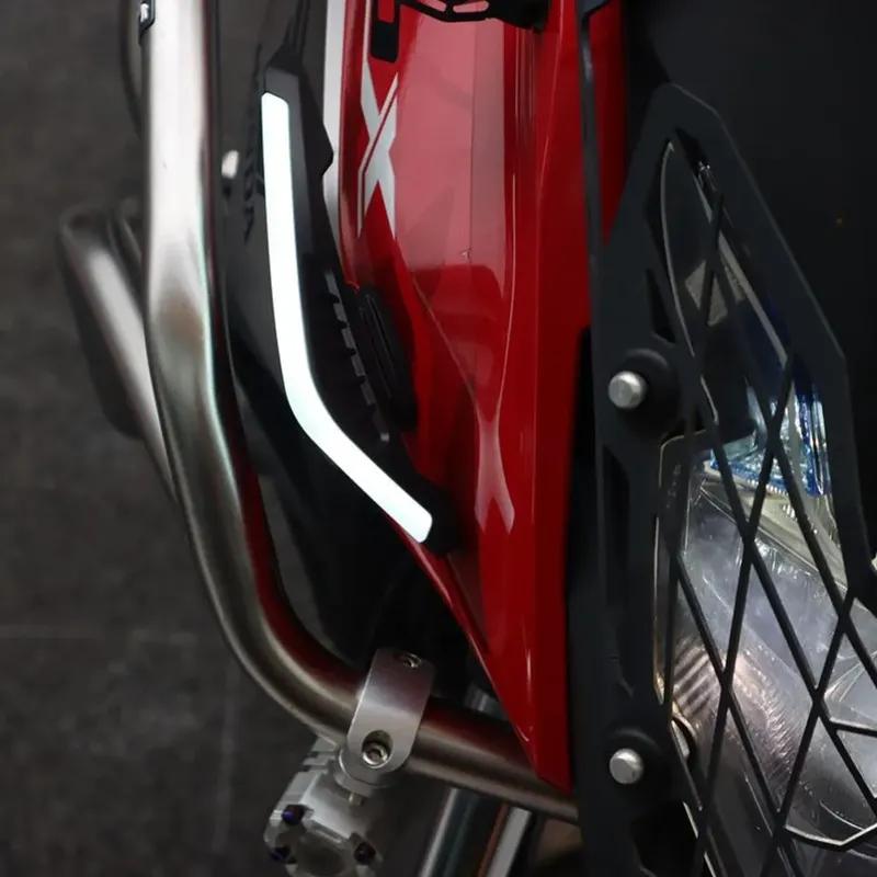 2 Stück Motorrad Frontseiten-Spoiler Winglets Aerodynamisches Flügelset Feste Windabweiser mit LED-Licht Klebe-Dekoraufkleber