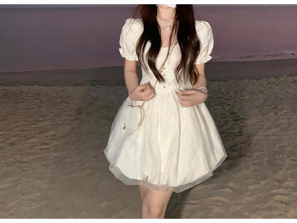 Elegant French Patchwork Puff Sleeve Dress: Floral Bud Skirt for a Sweet and Spicy Princess Look