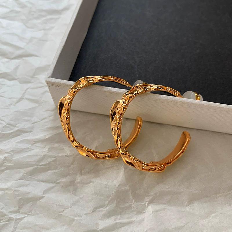 

Irregularly pleated c-shaped earrings, niche design sense, high-grade cold wind earrings, women s Seiko fine throwing personalized earrings