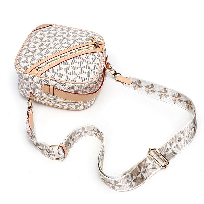 Niche New Fashionable and Versatile Small Square Bag for Men and Women Diamond Shaped Printed Single Shoulder Slanted Tote Bag Skin Bag