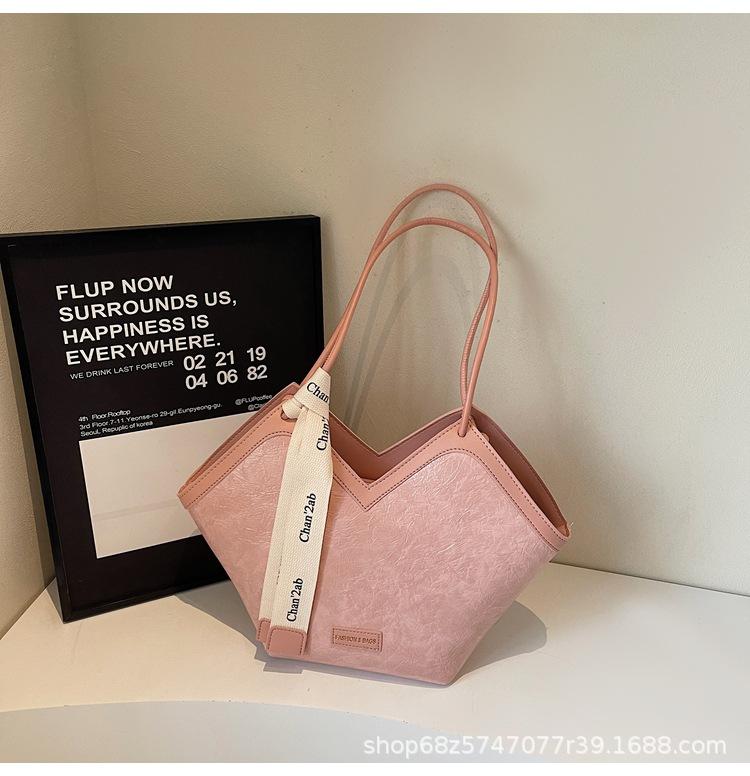 

2025 new large-capacity contrasting color tote commuter bag women s senior sense student casual fashion underarm shoulder bag розовый