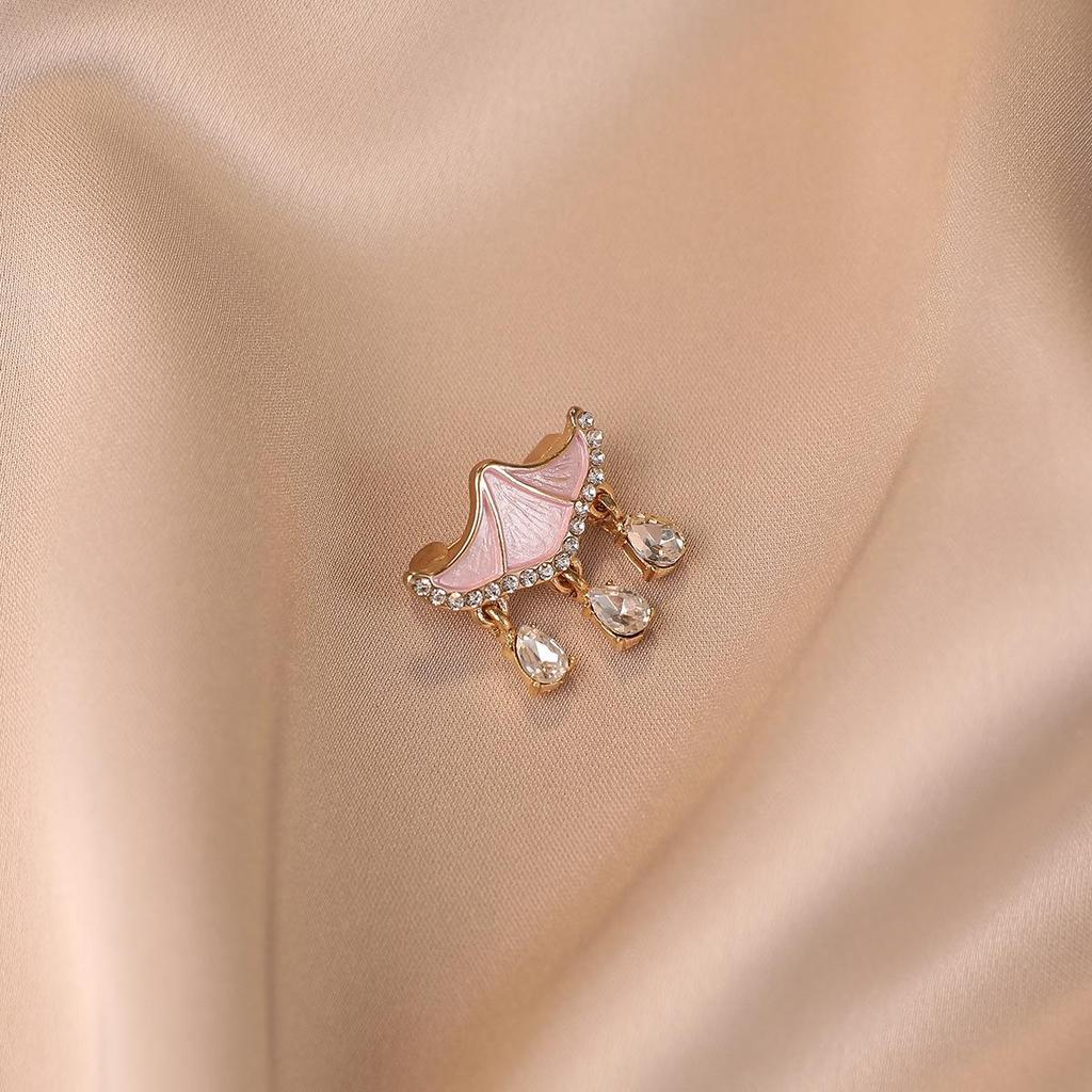 2024 Women's High-Grade Anti-Exposure Brooch: Stylish, Niche Design Clothes Pin.
