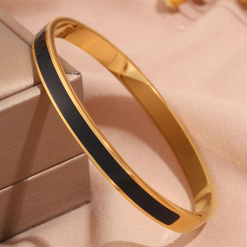 Hot-selling titanium steel bracelet, girls' high-end sense of fashion, popular light luxury in Europe and the United States, Gypsy star love diamond