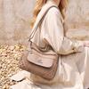 Einfarbige Damen Crossbody-Tasche mit geripptem Panel und Nieten-Details Elegante Kunstleder-Umhängetasche für den täglichen Gebrauch
