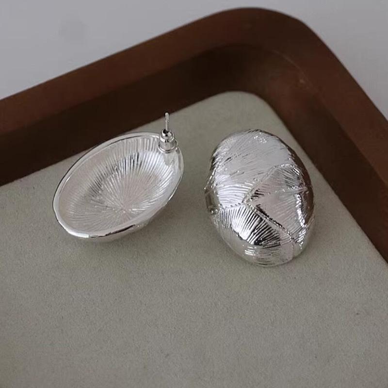 

Pigeon Egg Pleated Line Texture Fashionable and Atmospheric Earrings