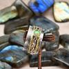 Natürlicher äthiopischer Opal-Meditations-Spinnring mit 2 Messing- und 1 Sterlingsilber-Spinnerring. Gehämmerter, gedrehter Bandring
