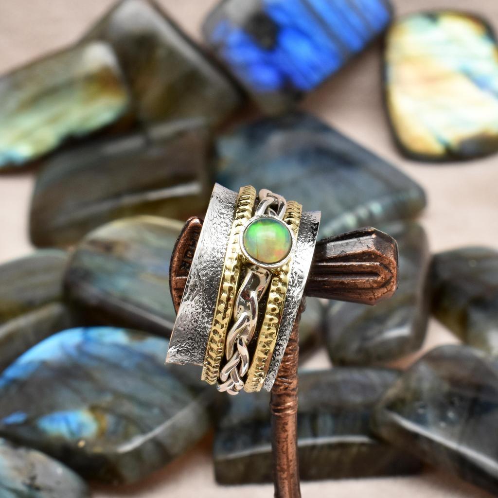 Natürlicher äthiopischer Opal-Meditations-Spinnring mit 2 Messing- und 1 Sterlingsilber-Spinnerring. Gehämmerter, gedrehter Bandring