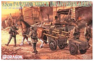 Platz 1/35 Schaal Tweede Wereldoorlog Duitse Marsseerde Soldaat met Panzerschreck & Trailer Plastic Model DR6104