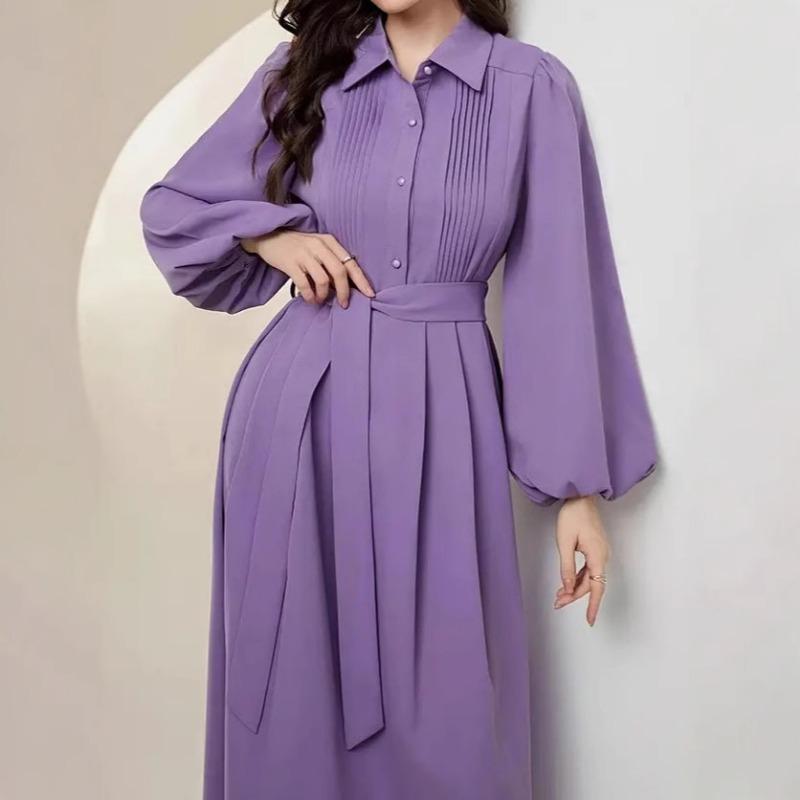 Damenkleid im französischen Stil mit Plissee, Schnürung und langen Ärmeln, figurbetont