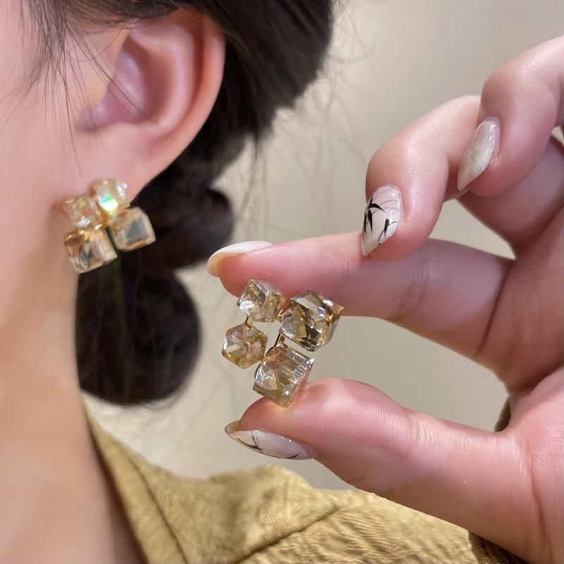 2024 Chic 3D Square Crystal Earrings for Women - Elegant & Versatile шампанского