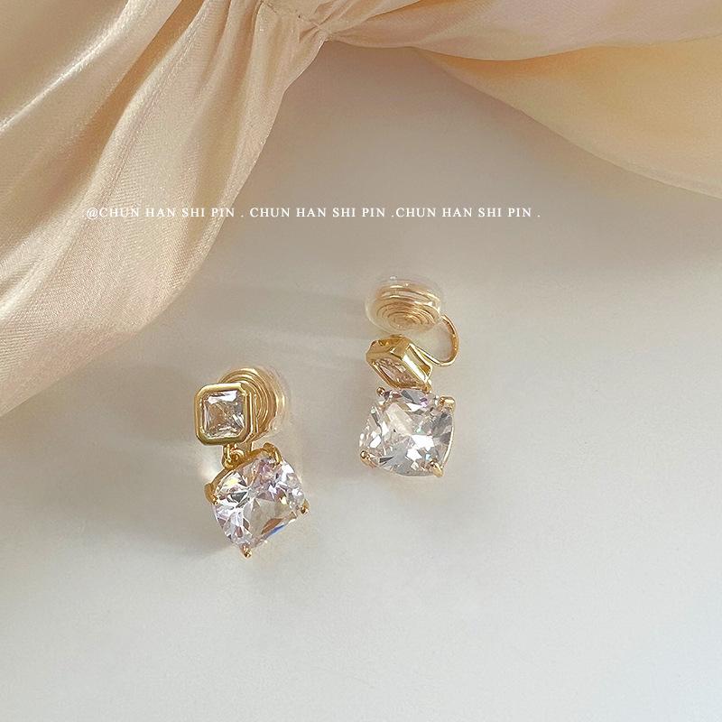 

Geometric square zircon earclips without pierced ears, socialite temperament, high-end earrings, earrings, fashion personality, unique earrings.